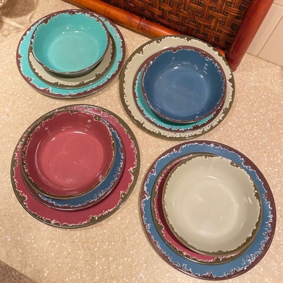 Non breakable dishes. 12 pieces. 4 place settings. Four colors. Summertime fun. - Picture 2 of 8